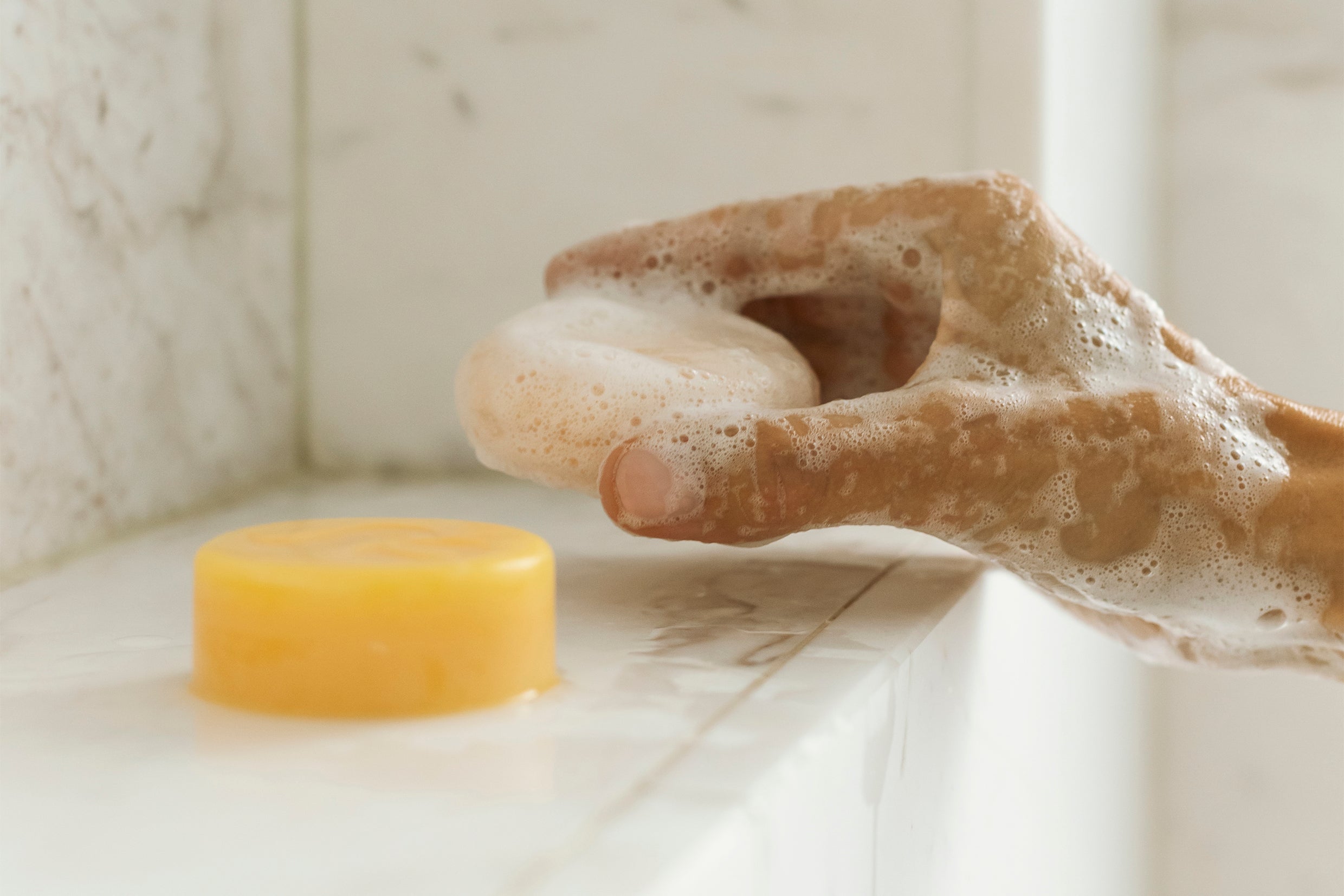 22 próby, 2 lata pracy – tak powstał szampon, który działa i wygląda