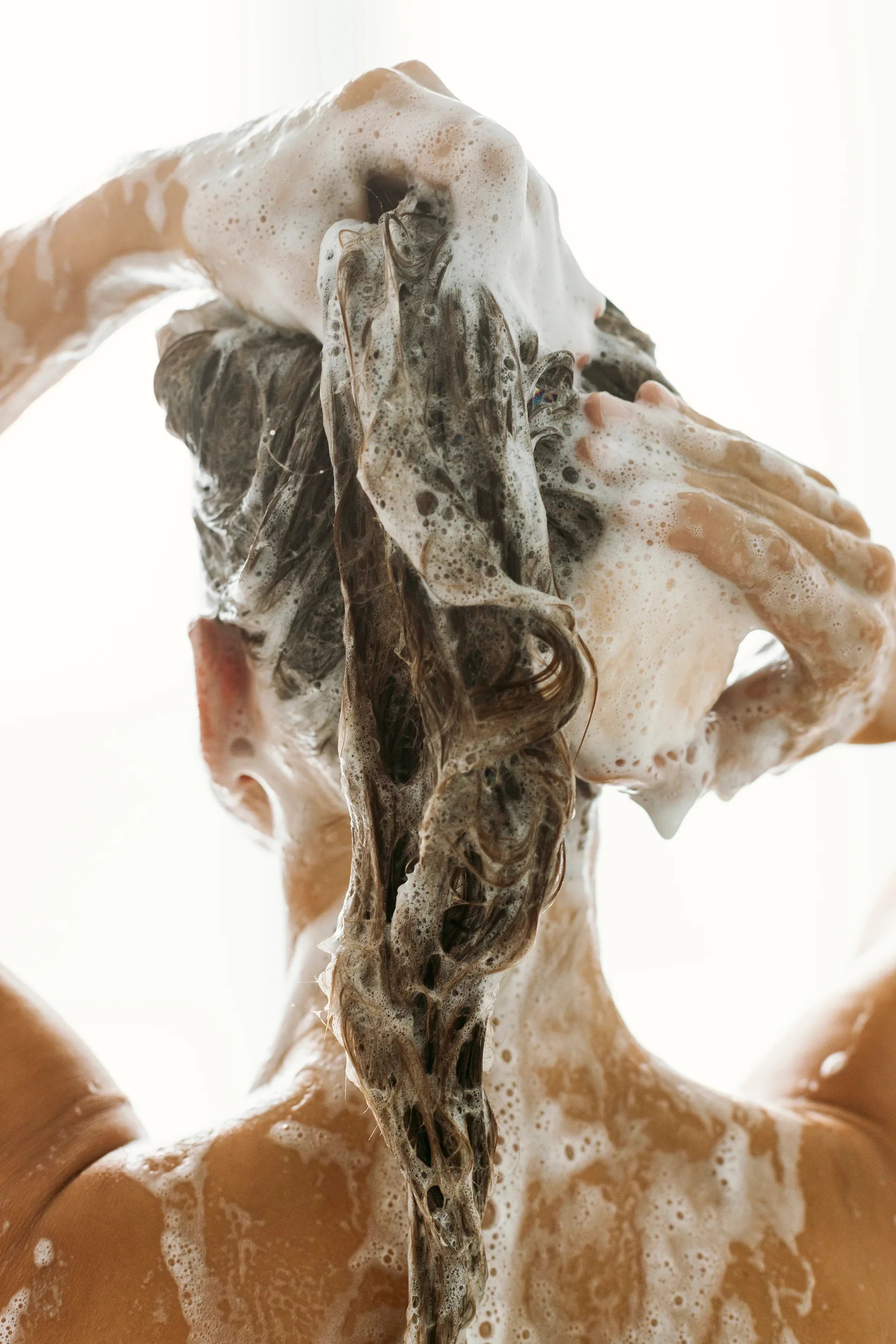 Jaki szampon w kostce wybrać? Dobierz idealną kostkę do swojego rodzaju włosów