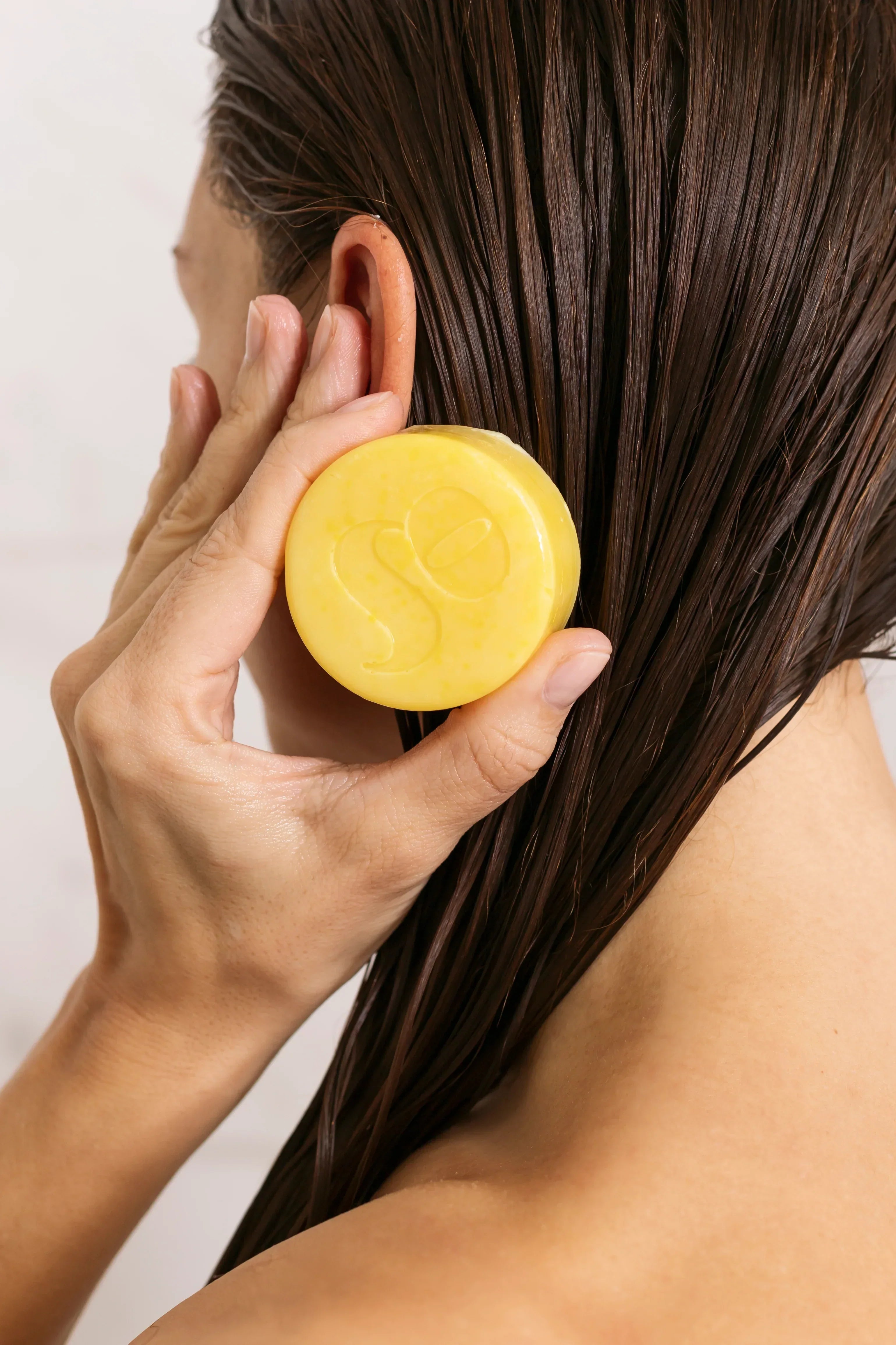 Jak pielęgnować suche włosy?