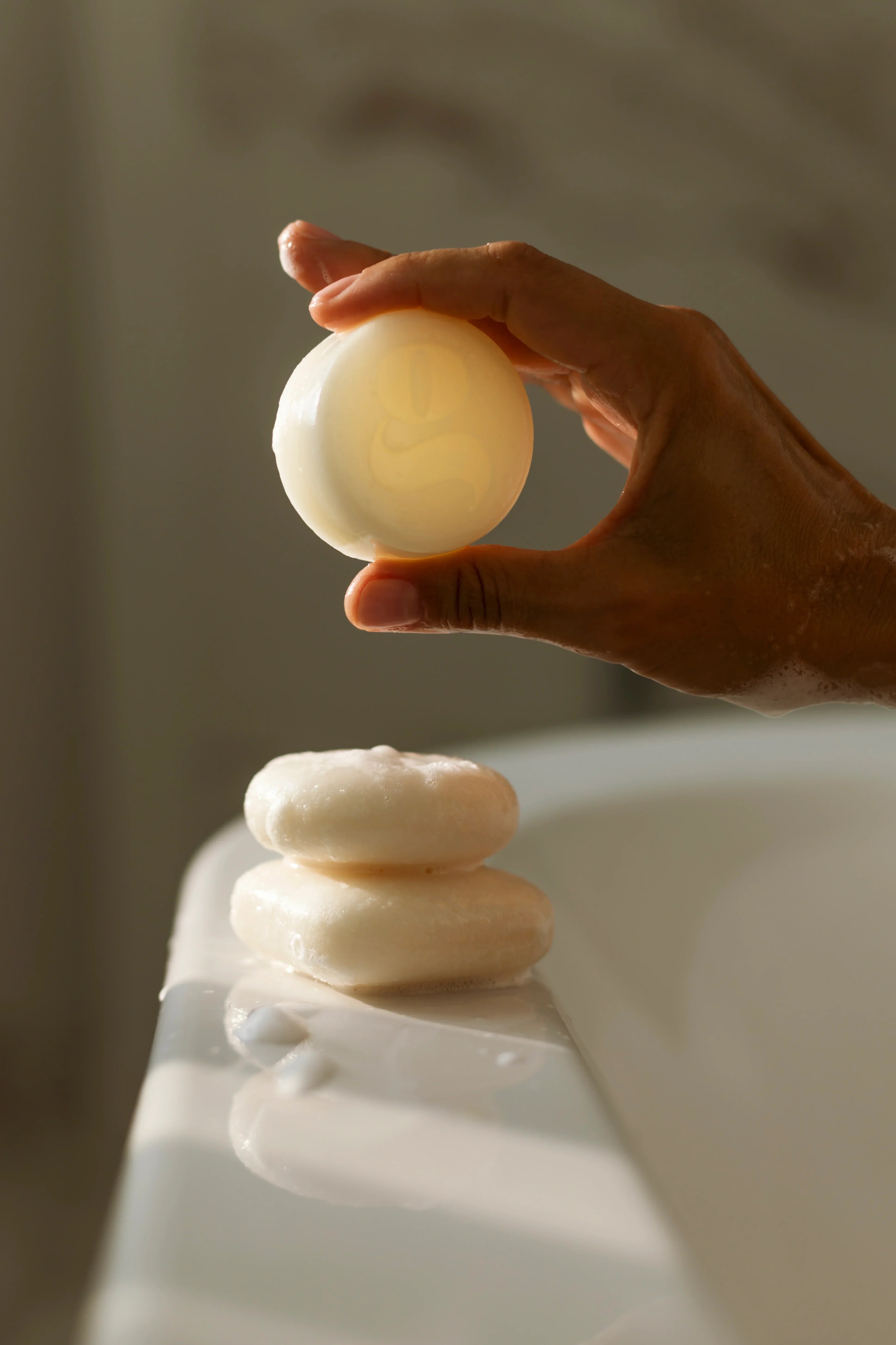 Nadmiar kosmetyków – jak wpływa na Twoją skórę i dlaczego mniej znaczy więcej