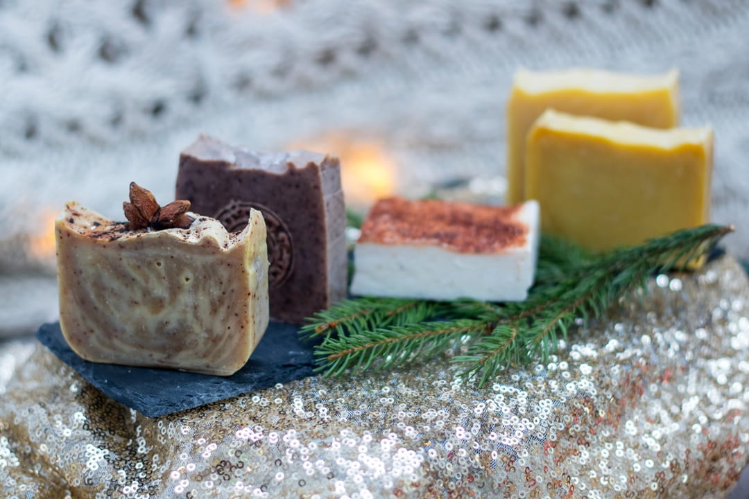 Zapach w kosmetykach – czy może podrażniać skórę wrażliwą?