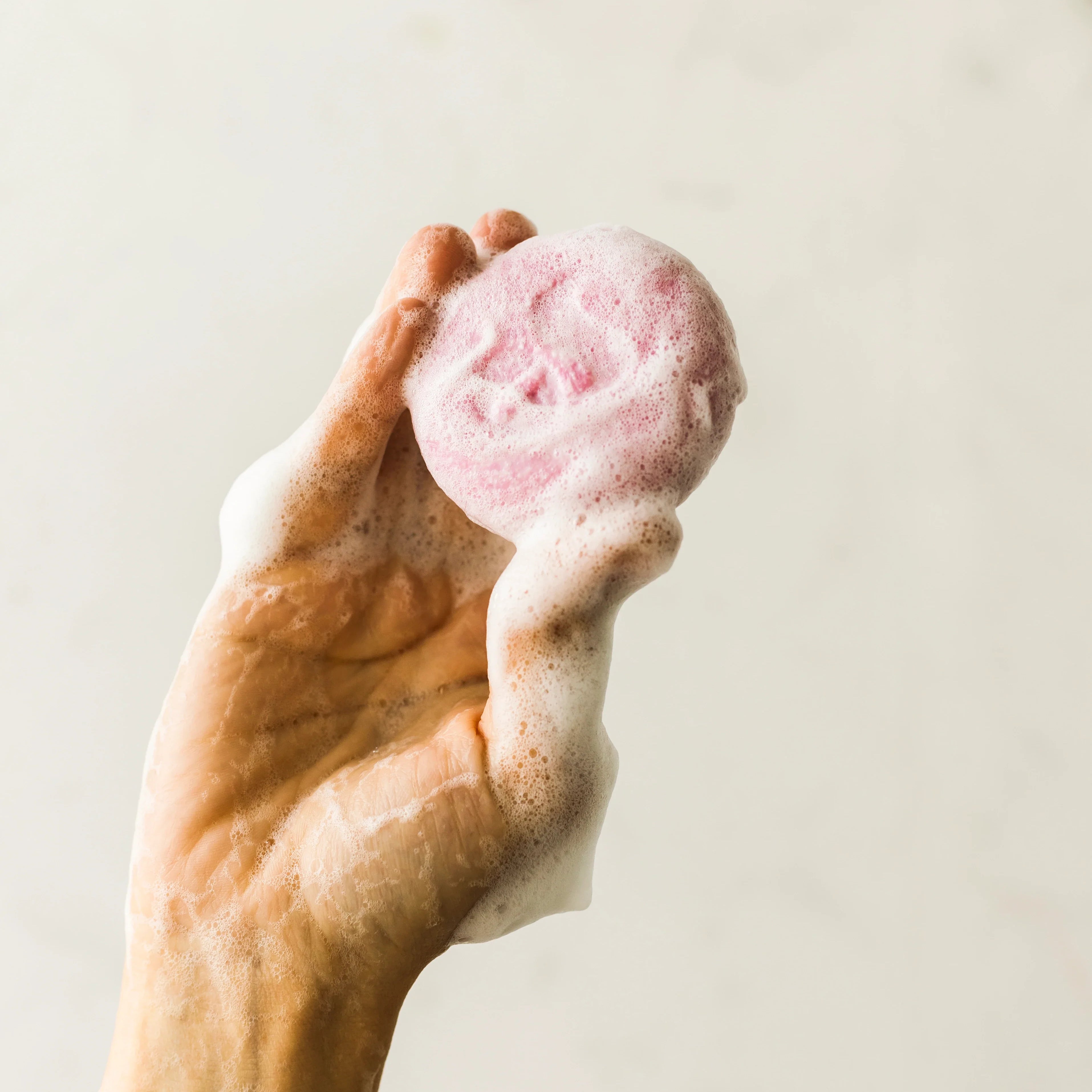 Zapach w kosmetykach – czy może podrażniać skórę wrażliwą?