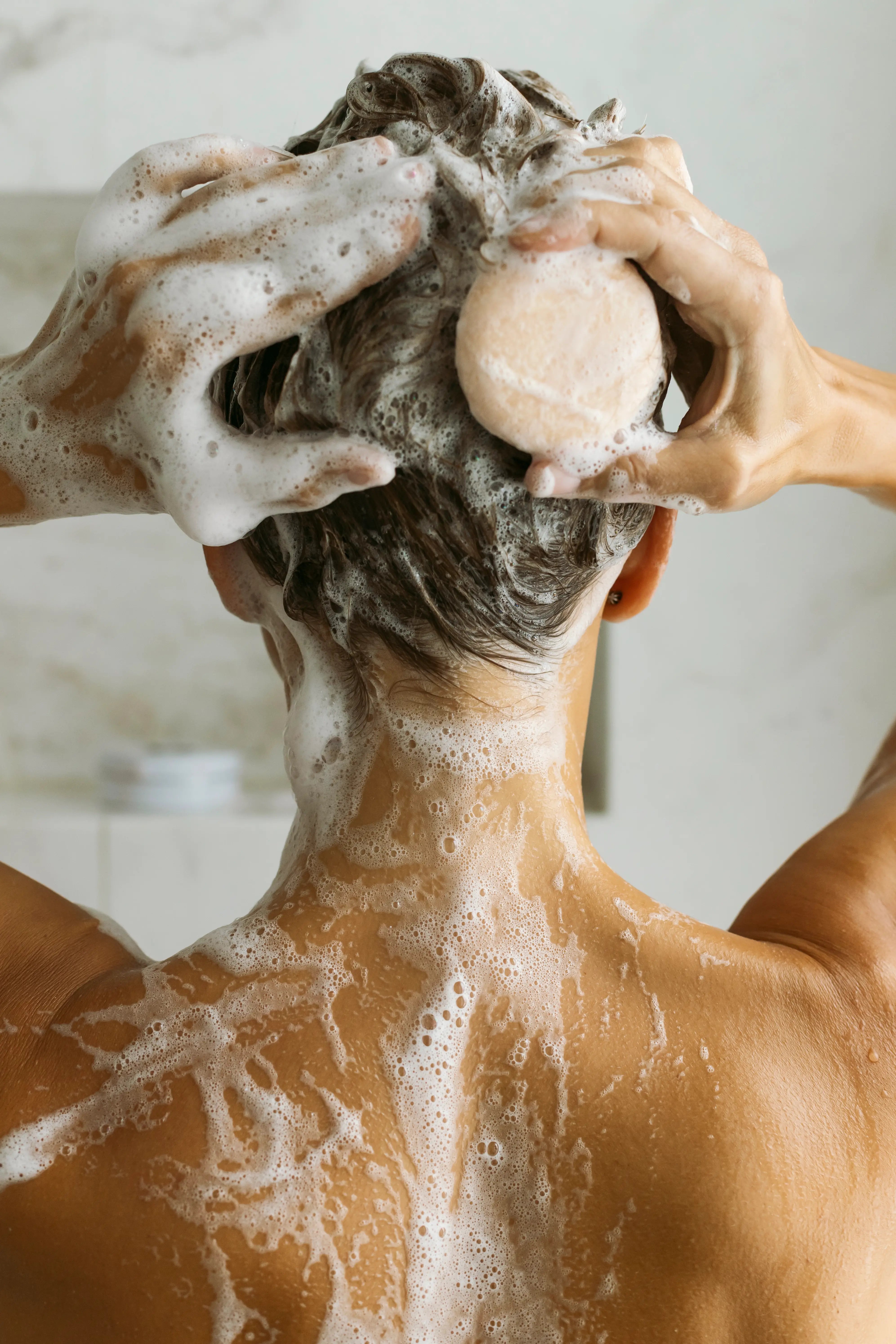 Swędząca skóra głowy? Sprawdź, co naprawdę może być przyczyną i jak sobie pomóc